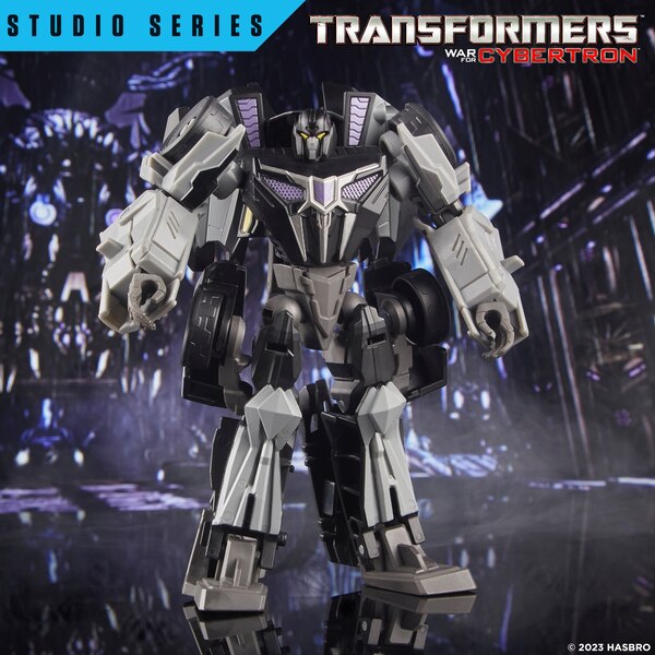 Image Of Studio Series WFC Gamer Edition Barricade  (11 of 38)